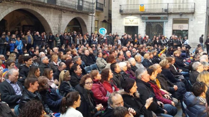 Més de 600 persones segueixen el ple a la Plaça del Vi