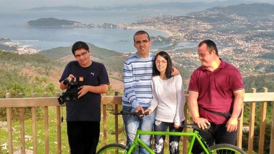 Usuarios en el mirador de O Cortelliño, durante el rodaje del vídeo.