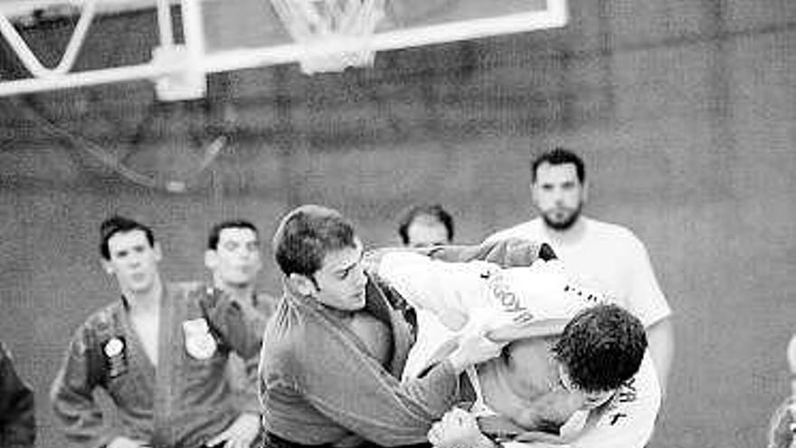 Urquiza se enfrenta a uno de los judokas del Usurbil.