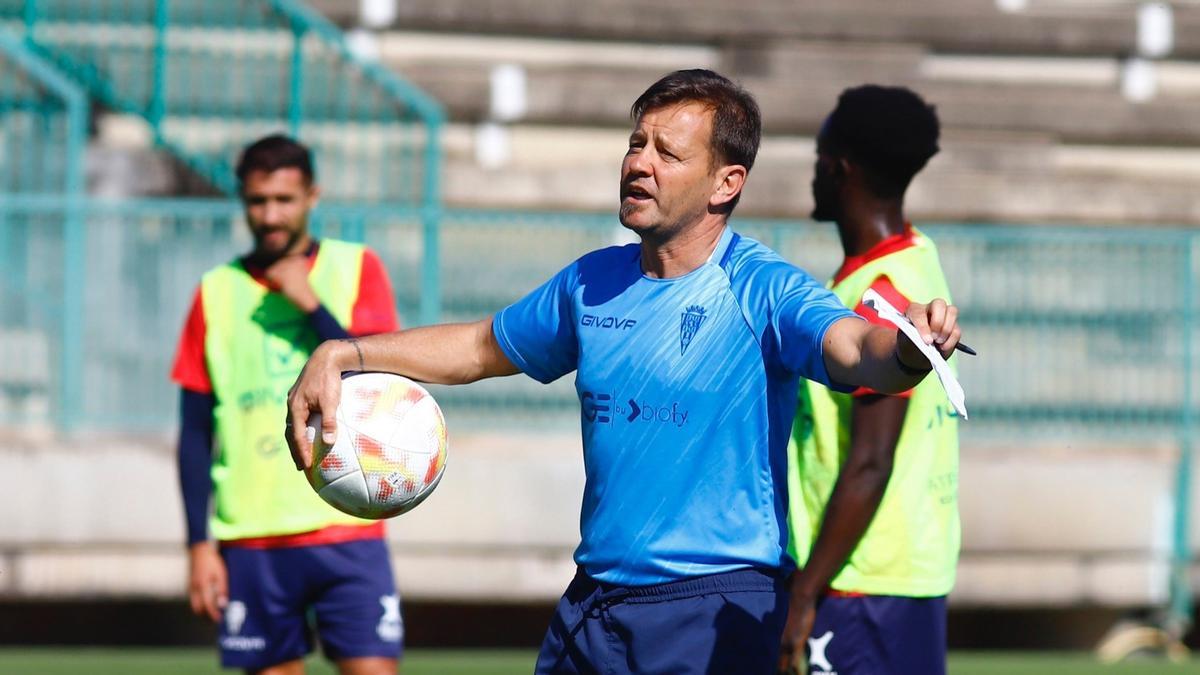 Manuel Mosquera dirigiendo una sesión de trabajo del Córdoba CF esta semana.