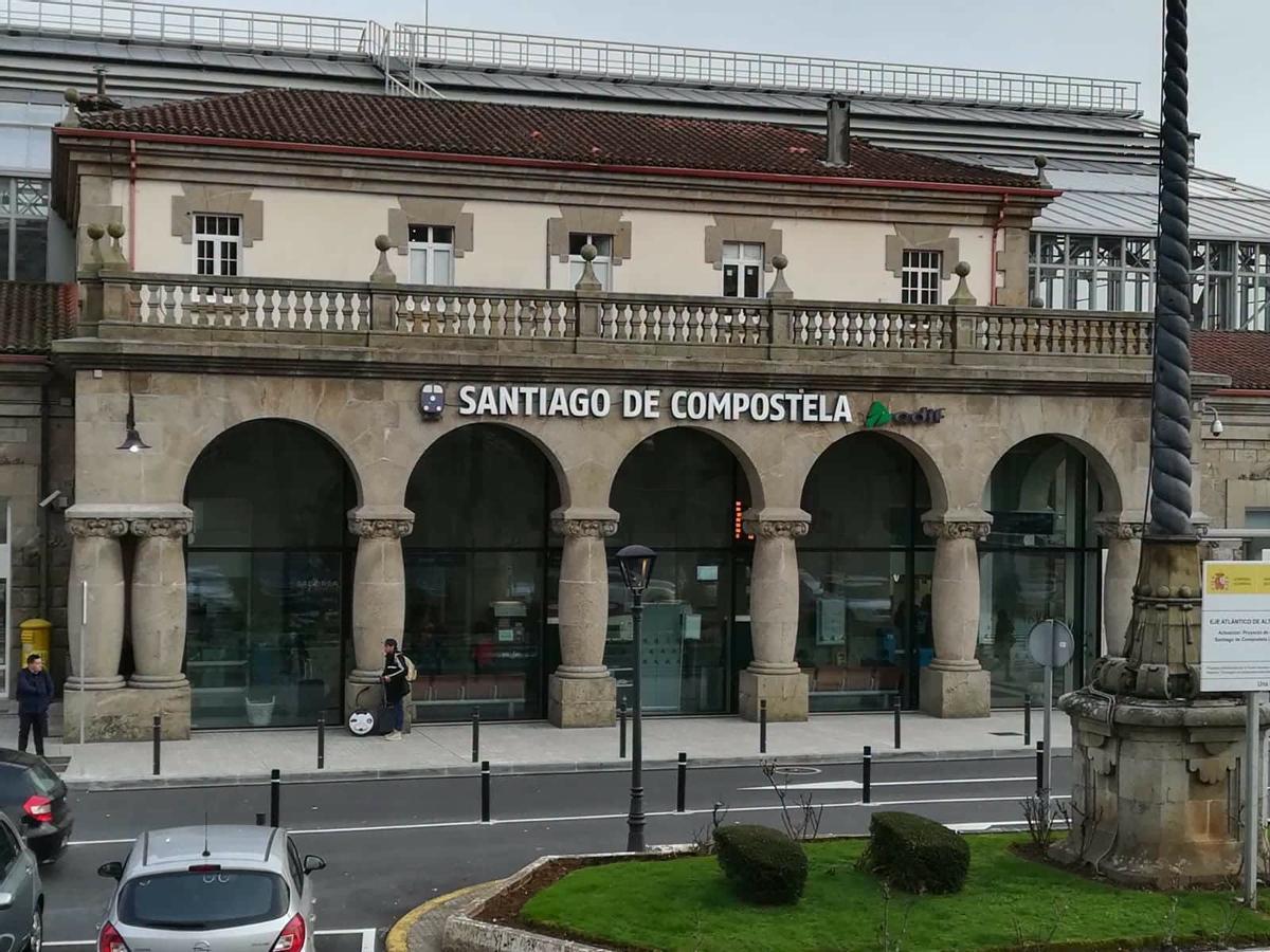 Fachada del histórico edificio que alberga la estación de tren de Santiago desde 1943