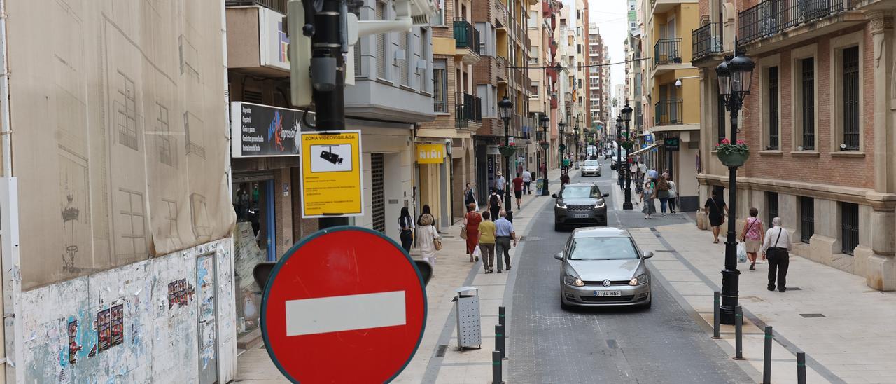 Un vehículo circula por la calle Mayor de Castelló, vial para los que se necesita una autorización de paso.