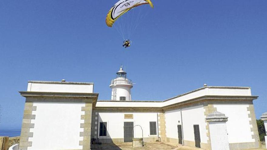 Der leidenschaftliche Gleitschirmflieger aus Campos über dem Leuchtturm am Cap Blanc an der Südküste Mallorcas