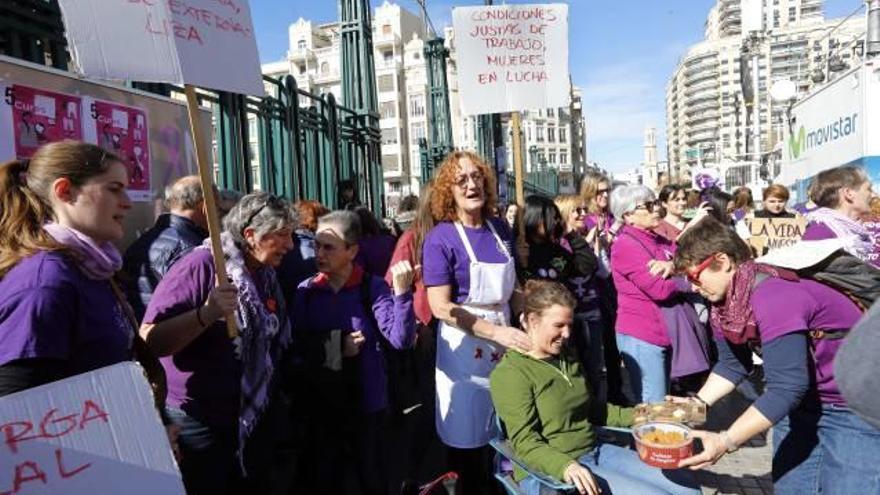 &#039;Performance&#039; frente a la Estación del Norte de «tindre cura de les que fan cures».