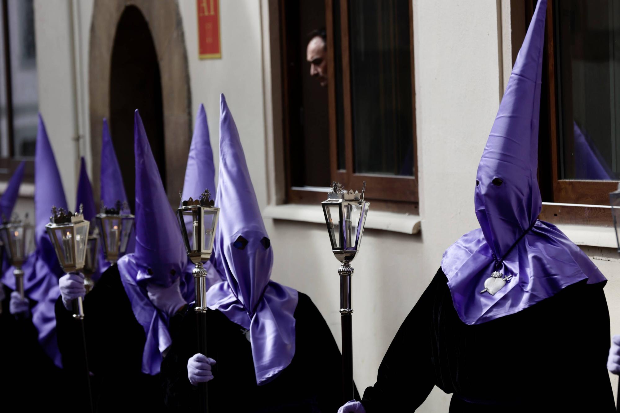 Procesión de la Dolorosa, el Sábado Santo, en el casco antiguo de Oviedo.