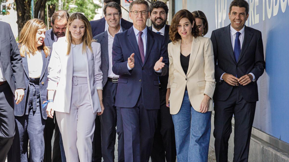 Mazón junto a Feijóo y el resto de barones del PP a su llegada a la junta nacional de los populares, celebrada este martes en Madrid.