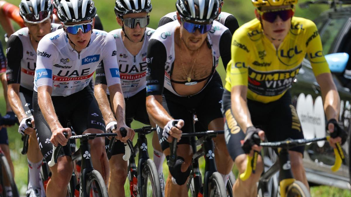 Pogacar con el maillot abierto por el calor en el Tour de Francia .