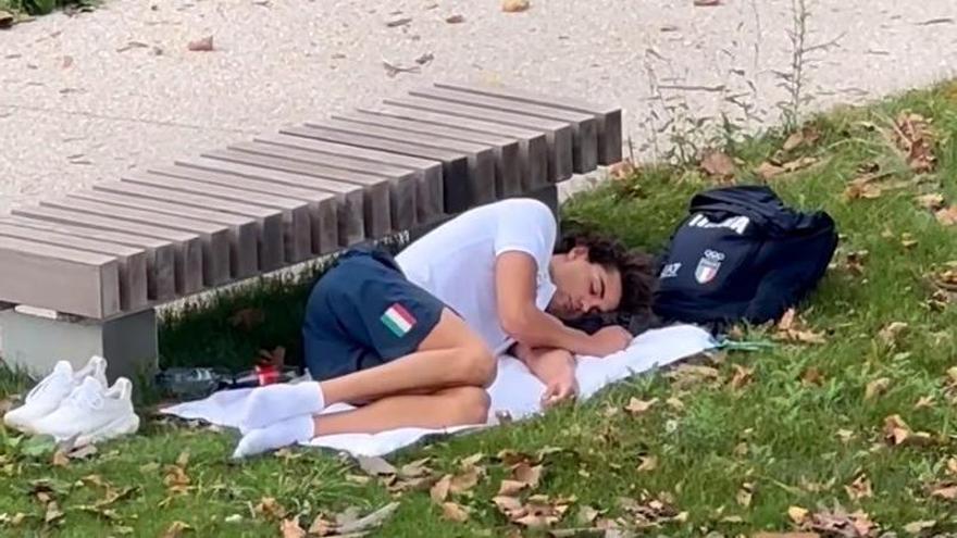 Un medallista de Italia duerme en la calle por el calor extremo en la Villa Olímpica