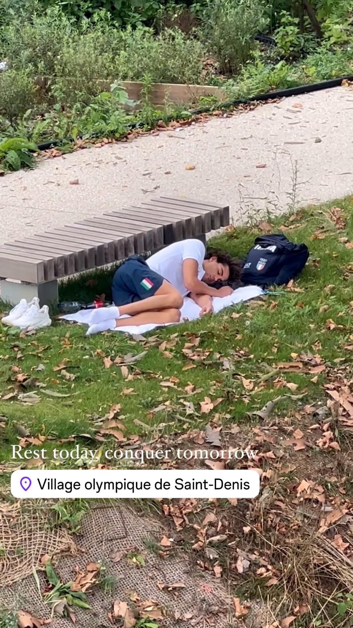 Un medallista de Italia duerme en la calle por el calor extremo en la Villa Olímpica