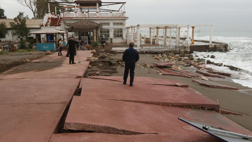 Estado de los Baños del Carmen tras el último temporal costero.