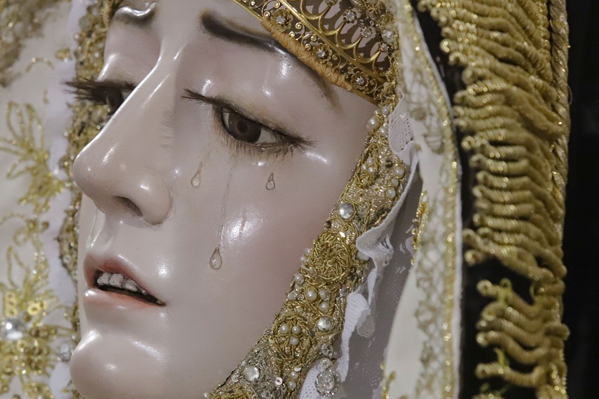 El besamanos extraordinario a la Virgen de los Dolores, en imágenes