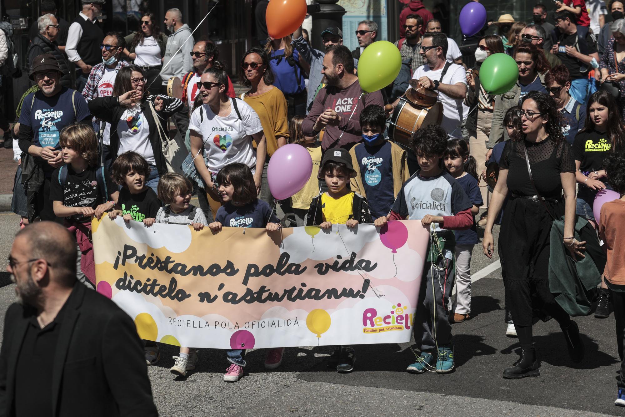 Multitudinaria manifestación por la oficialidad en Oviedo