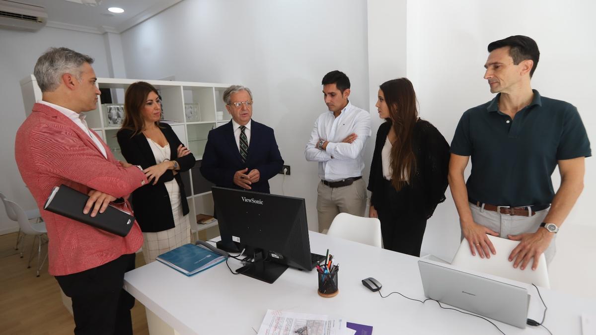 Salvador Fuentes, con la gerente de Vimcorsa, Rocío Oria, y representantes del estudio adjudicatario de la oficina para instalar ascensores en Santuario.