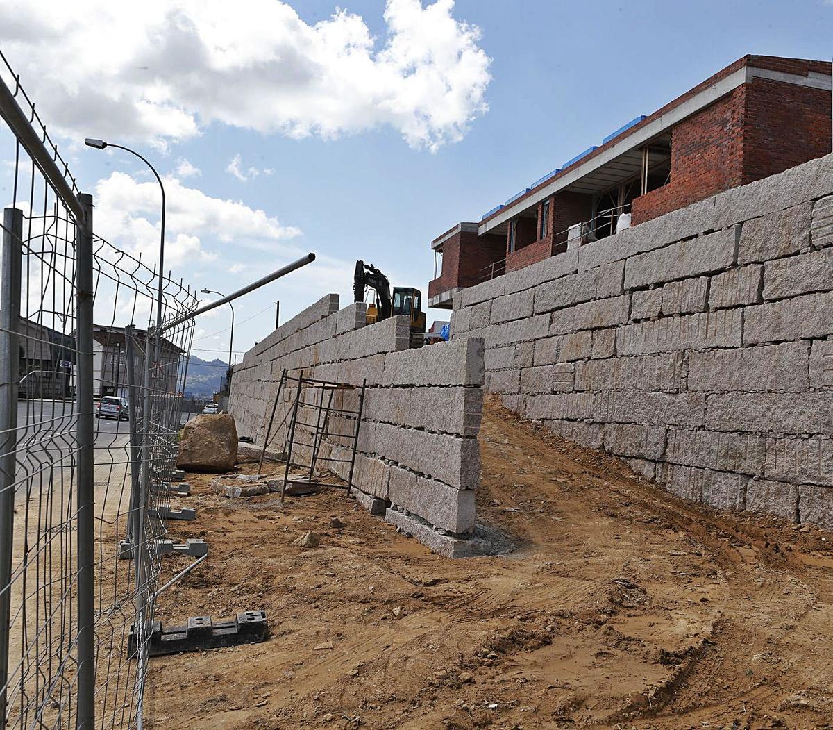 Chalé en construcción en la avenida del Aeropuerto.