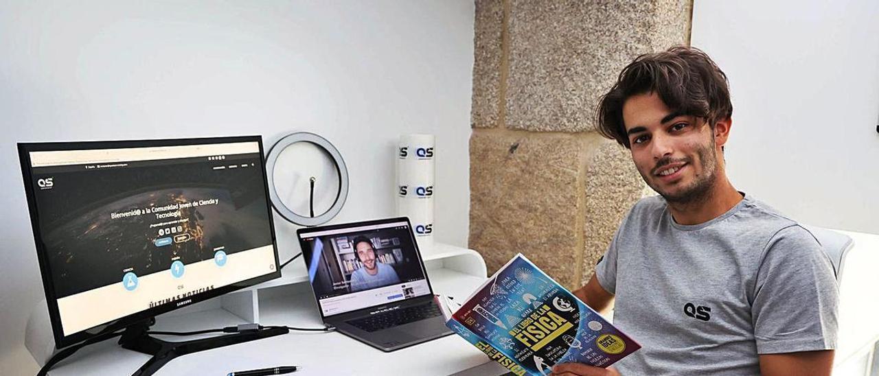 Manuel Ferreira, de 21 años, muestra la página web de Quantum Society.