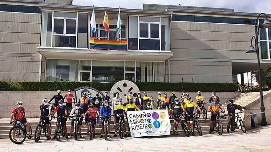 Una veintena de ciclistas y un centenar de scouts en el Camiño Miñoto Ribeiro