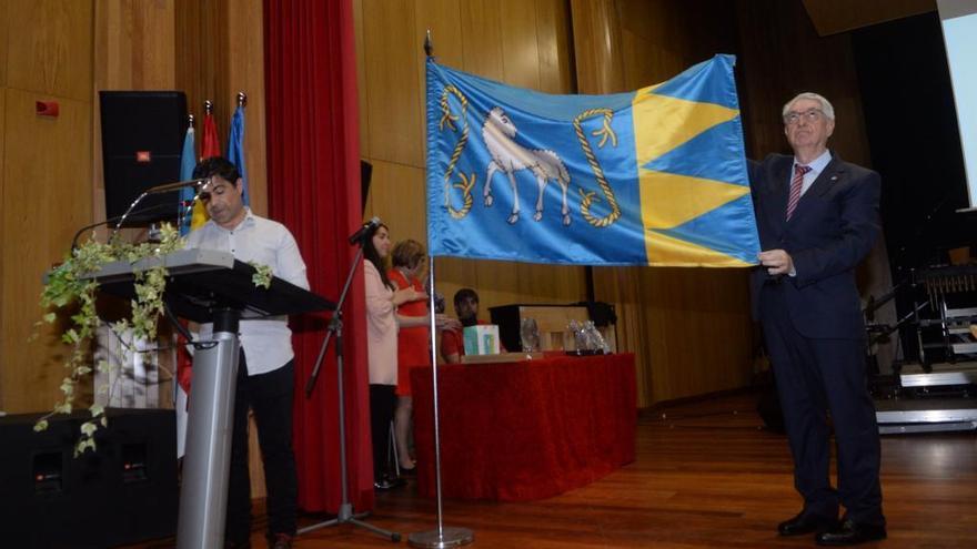 El alcalde muestra la nueva bandera de Valga, en mayo de 2017.