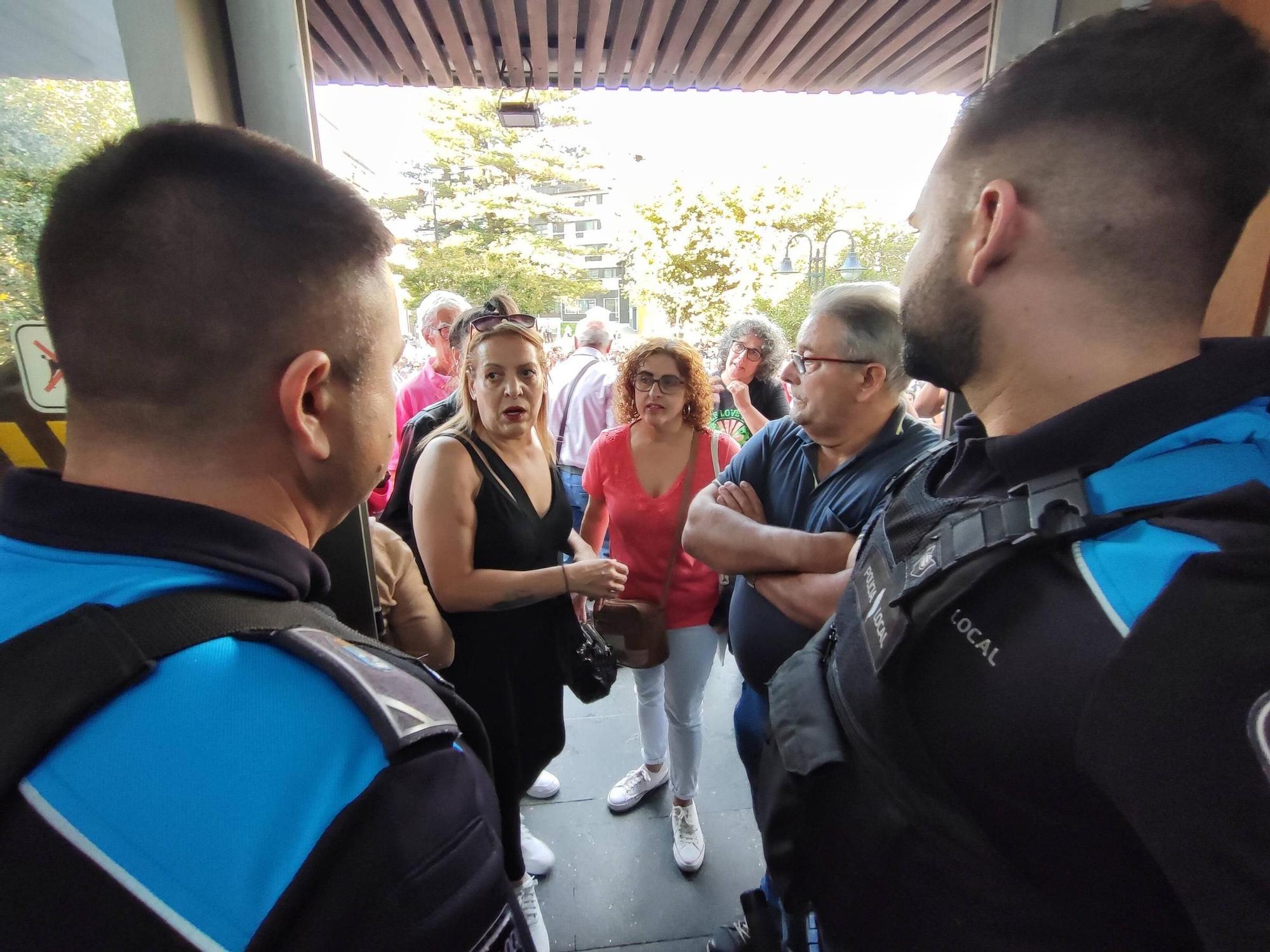 Multidudinaria protesta contra la subida de la basura en Cangas