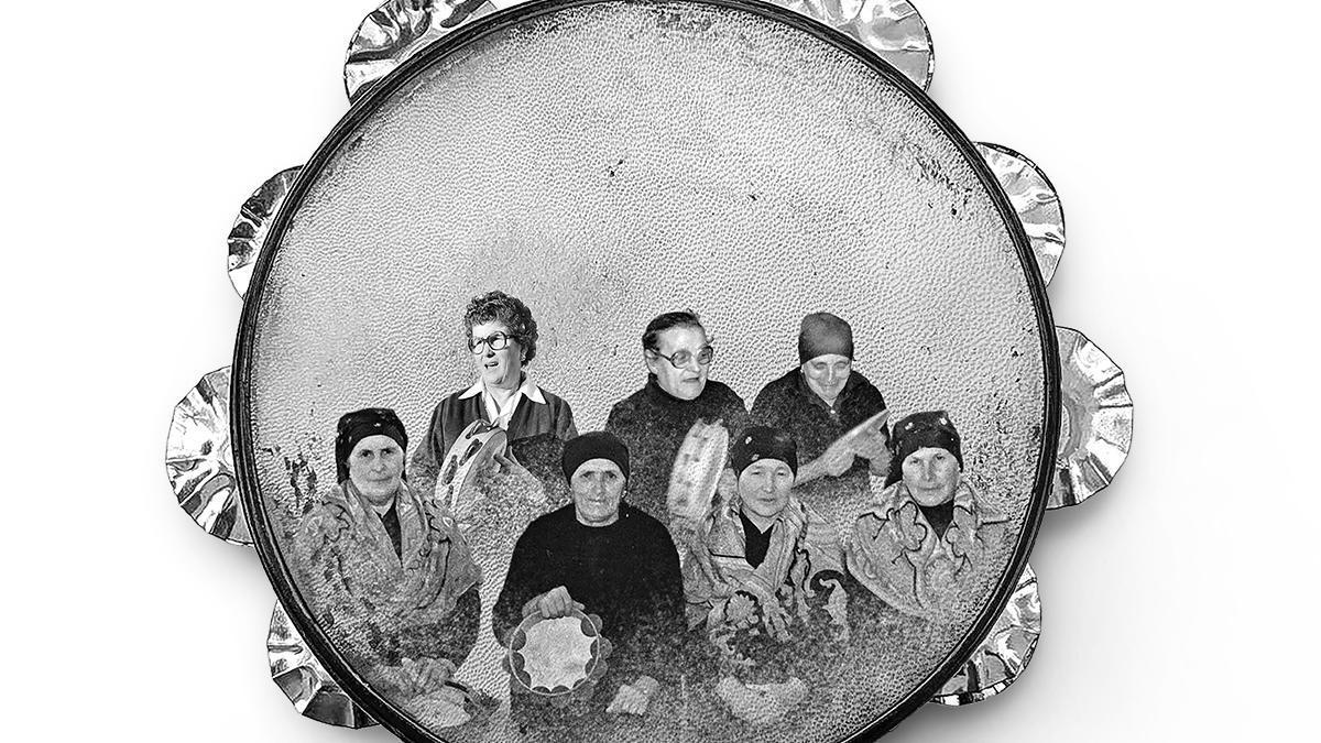 Eva Castiñeiras (ie) e Rosa máis Adolfina Casás (por arriba). Abaixo, as pandeireteiras de Mens.