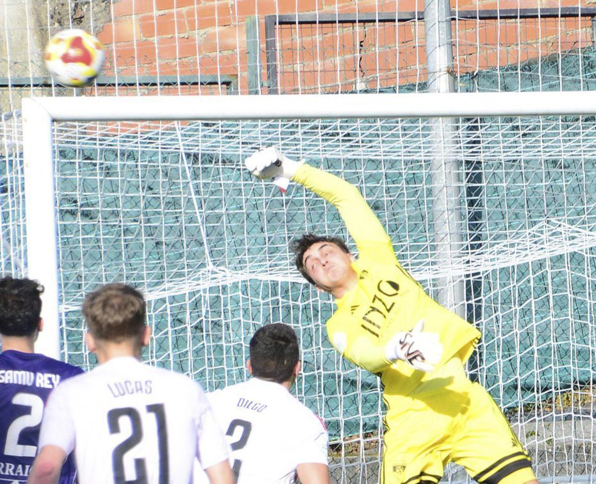Marcos, portero del Montañeros, despeja con apuros el balón. | GONZALO NÚÑEZ
