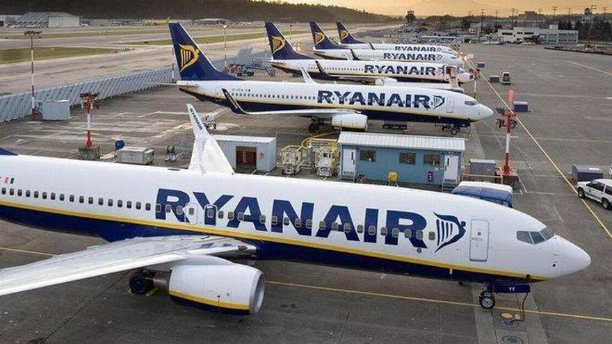 Ryanair, condenada por cobrar un extra por volar con bolsa y maleta de mano