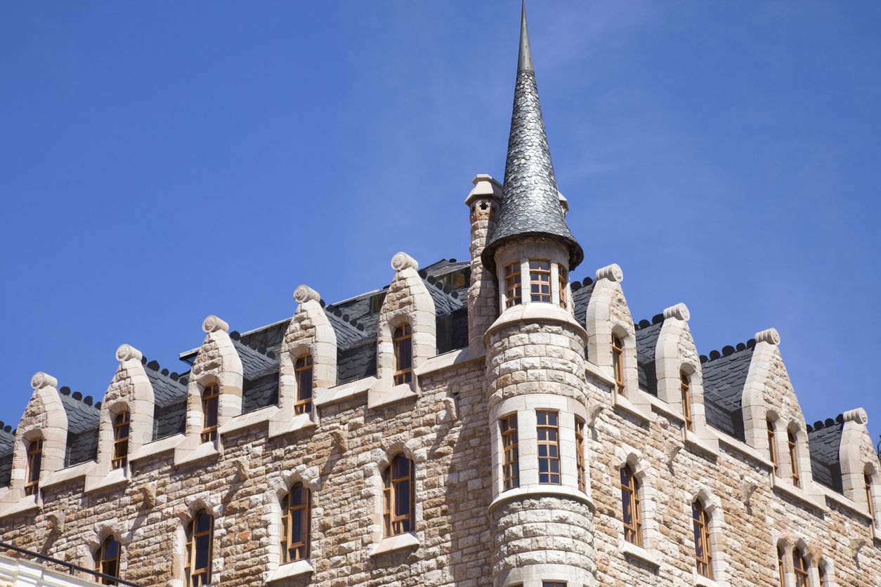 La primera casa modernista de León es, en realidad, como un palacio neogótico de cuento de hadas