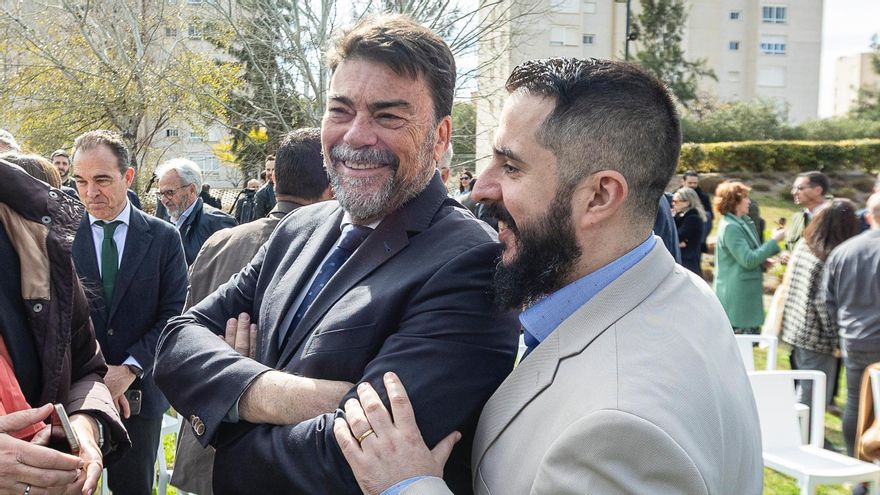 El alcalde de Alicante, Luis Barcala, charla con el portavoz adjunto de Vox, Mario Ortolá.