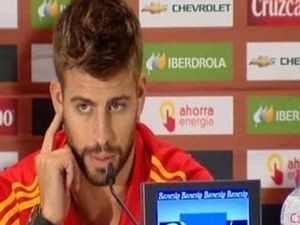El defensa de la selecció espanyola de futbol Sergio Ramos ha interromput avui el seu company de selecció, Gerard Piqué, després que respongués en català a un periodista que li havia demanat que li contestés sobre David Villa.