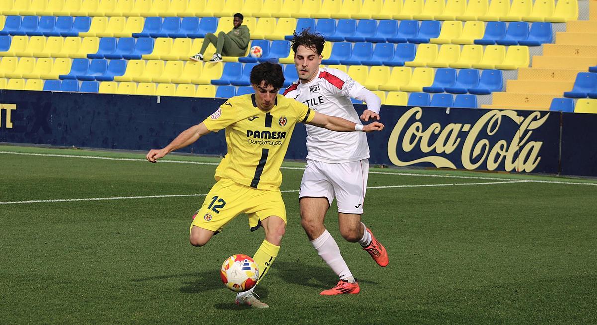 Nico Sánchez, refuerzo invernal del Villarreal C, pugna un balón con Pau Tejón.