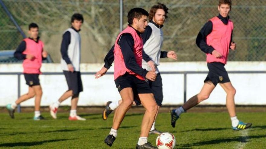 Los jugadores del Pontevedra durante uno de los partidos de entrenamiento en las instalaciones de Príncipe Felipe. // Rafa Vázquez