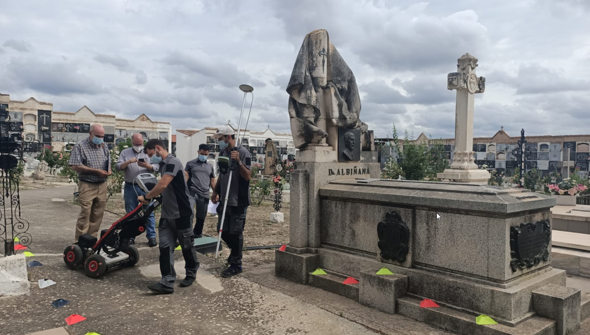 Búsqueda de restos de republicanos en Enguera (Valencia) bajo la tumba del fascista José María Albiñana. Primero por la izquierda, el secretario de Memoria del PSPV-Valencia, Matías Alonso.