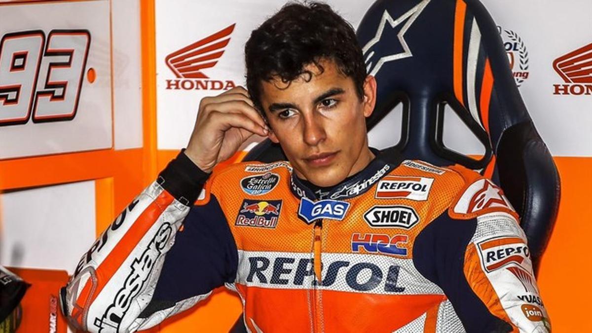 Marc Márquez, de Repsol Honda, descansa en su garaje en la segunda jornada de entrenamientos en Sepang, este martes