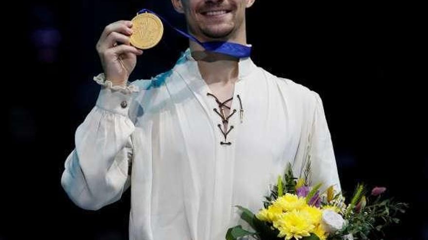 Javier Fernández, ayer, con la medalla de oro.