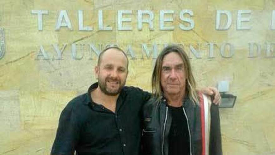 Iggy Pop, con Rubén Mol, ante el centro Pedro Bastarrica.