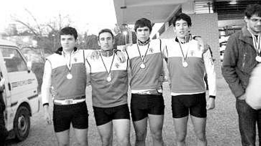 Integrantes del equipo senior tras recibir sus medallas de plata.