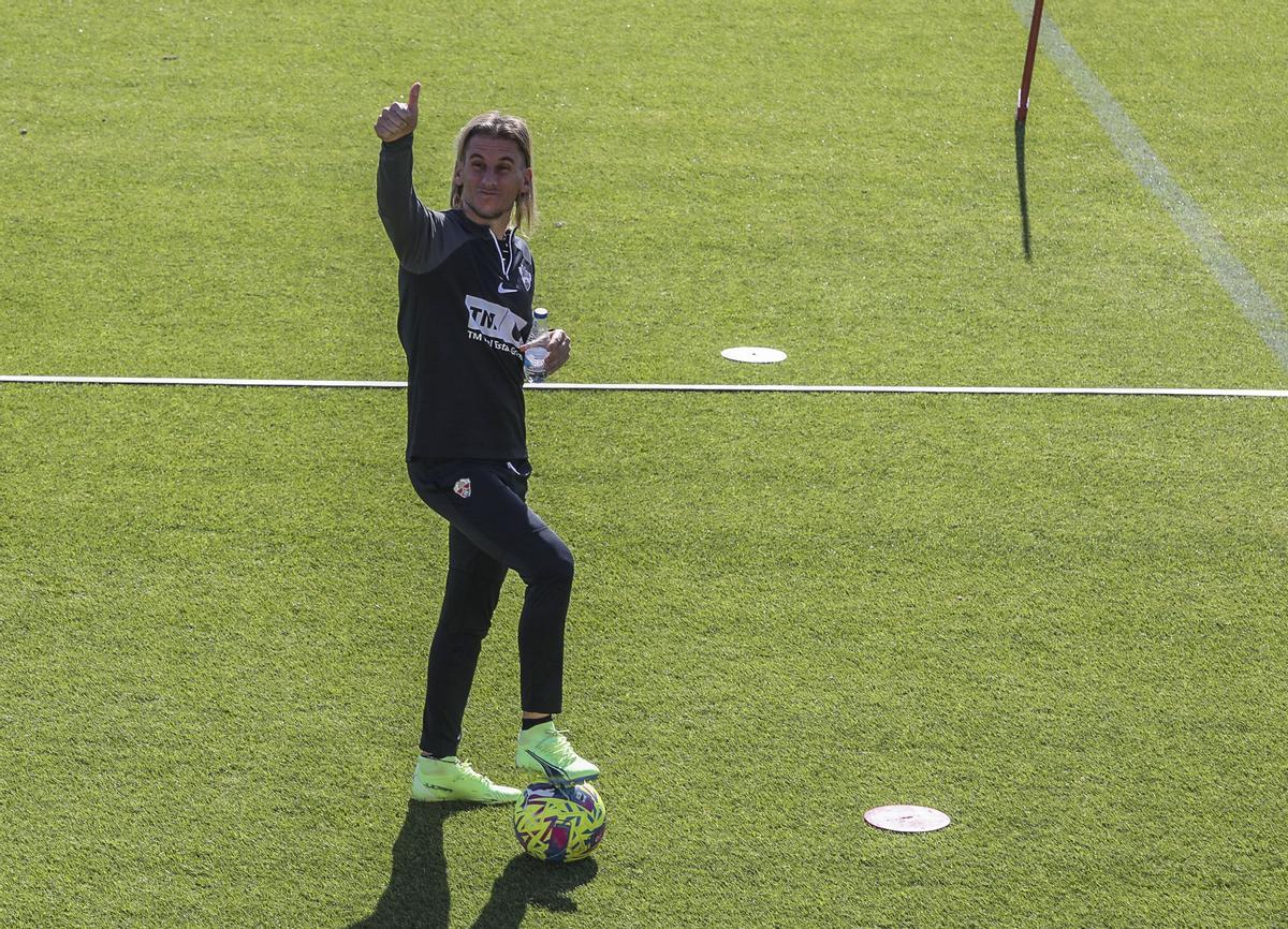 El técnico del Elche, Sebastián Beccacece, durante un entrenamiento