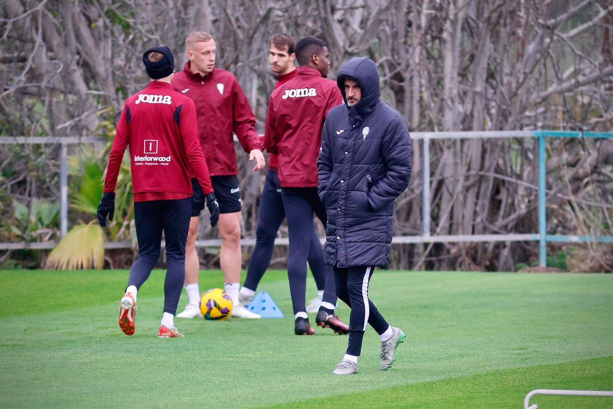Iván Ania pediente de sus jugadores en uno de los entrenamientos de esta semana en la Ciudad Deportiva.