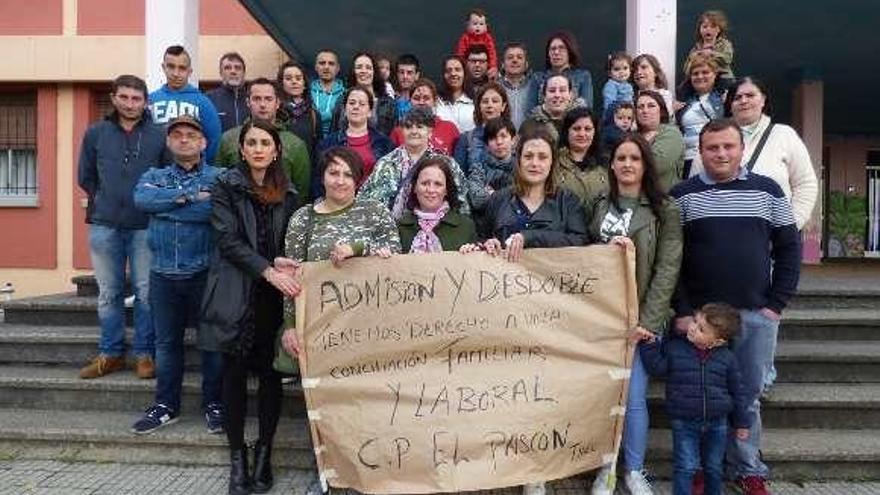 Las familias afectadas, en primer término, con la pancarta, arropadas por padres de los niños admitidos.