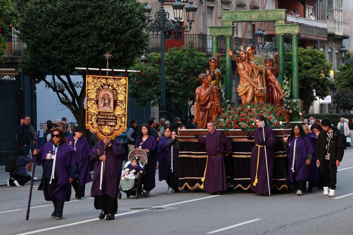 Procesiones en Vigo: paso del Jueves Santo en la parroquia del Sagrado Corazón de Xesús