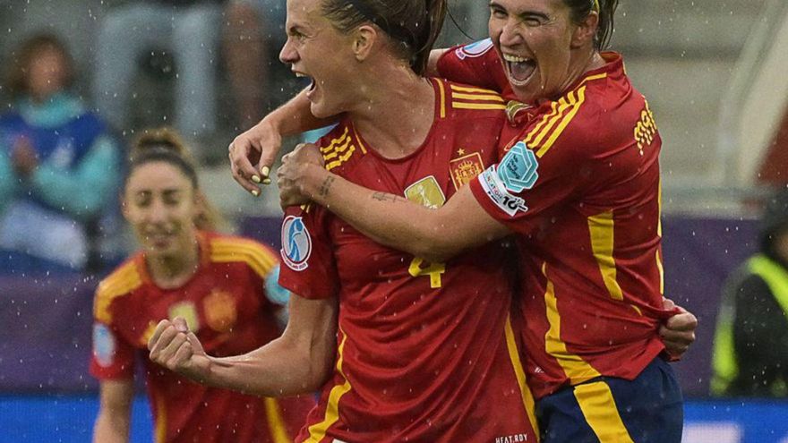 Mariona abraça Irene Paredes després d’anotar el 2-1. | MIGUEL MEDINA / AFP