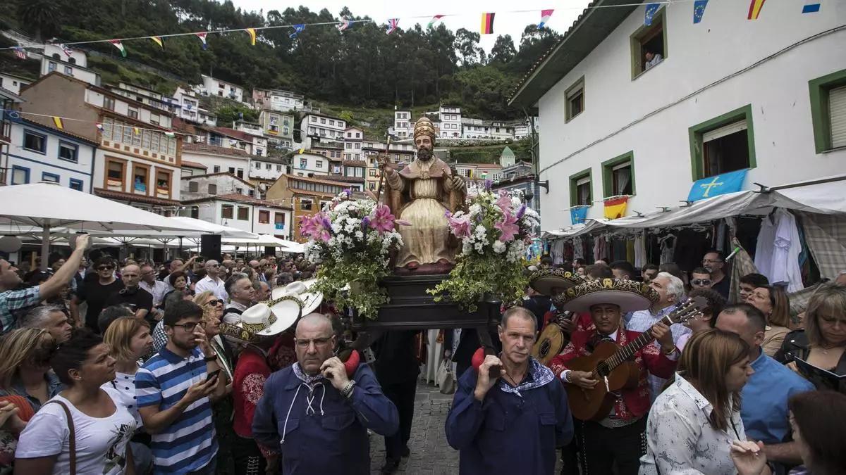 Una edición pasada de la procesión de San Pedro en Cudillero.