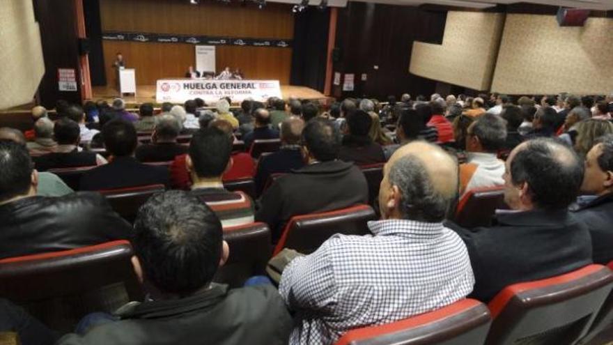 Asistentes a la asamblea de delegados de CC OO y UGT celebrada ayer en la capital.