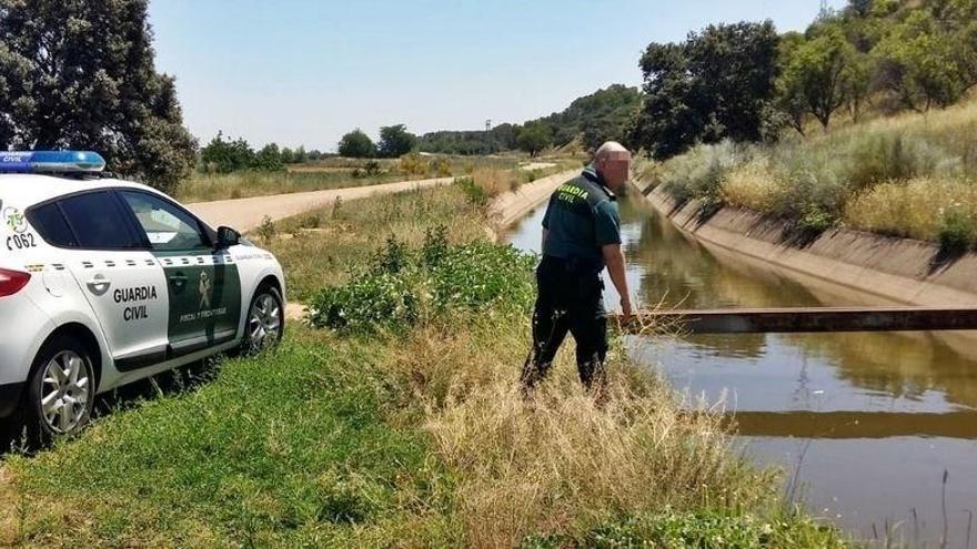 La Guardia Civil y dos vecinos rescatan a una mujer que cayó al canal de Lobón