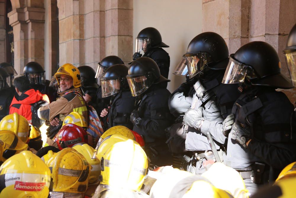 Mossos i Bombers protesten al Parlament.