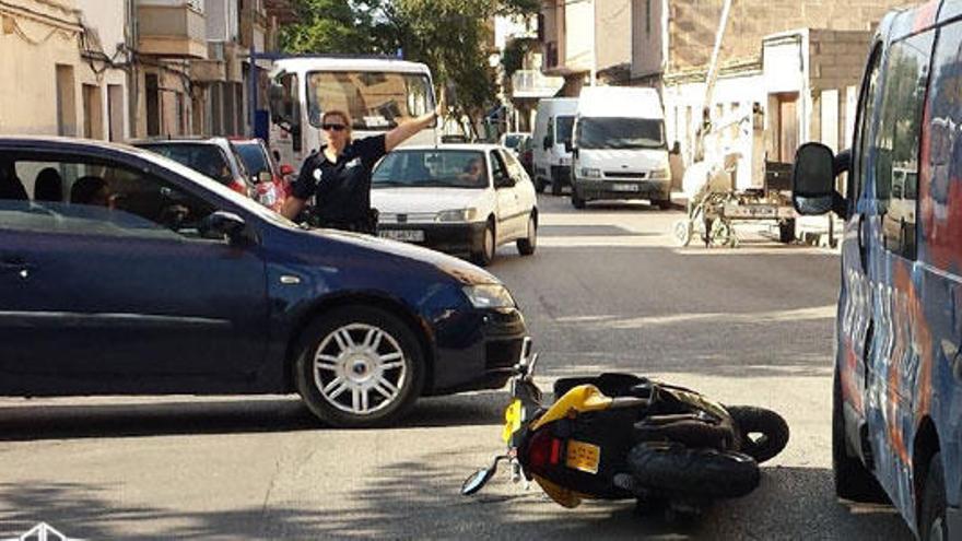 Ciclomotor tumbado tras ser arrollado por el conductor de un coche que se dio a la fuga.