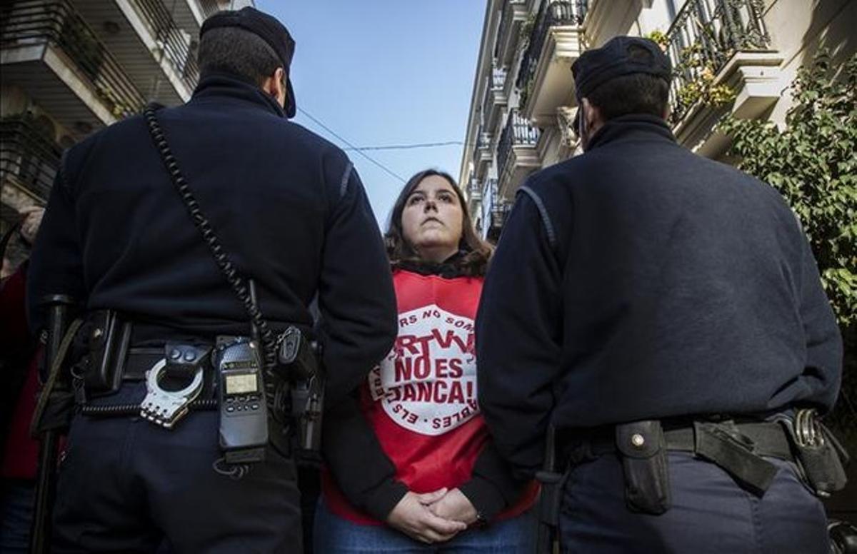 Una treballadora de Canal 9 protesta pel tancament de la cadena davant de la Generalitat valenciana.