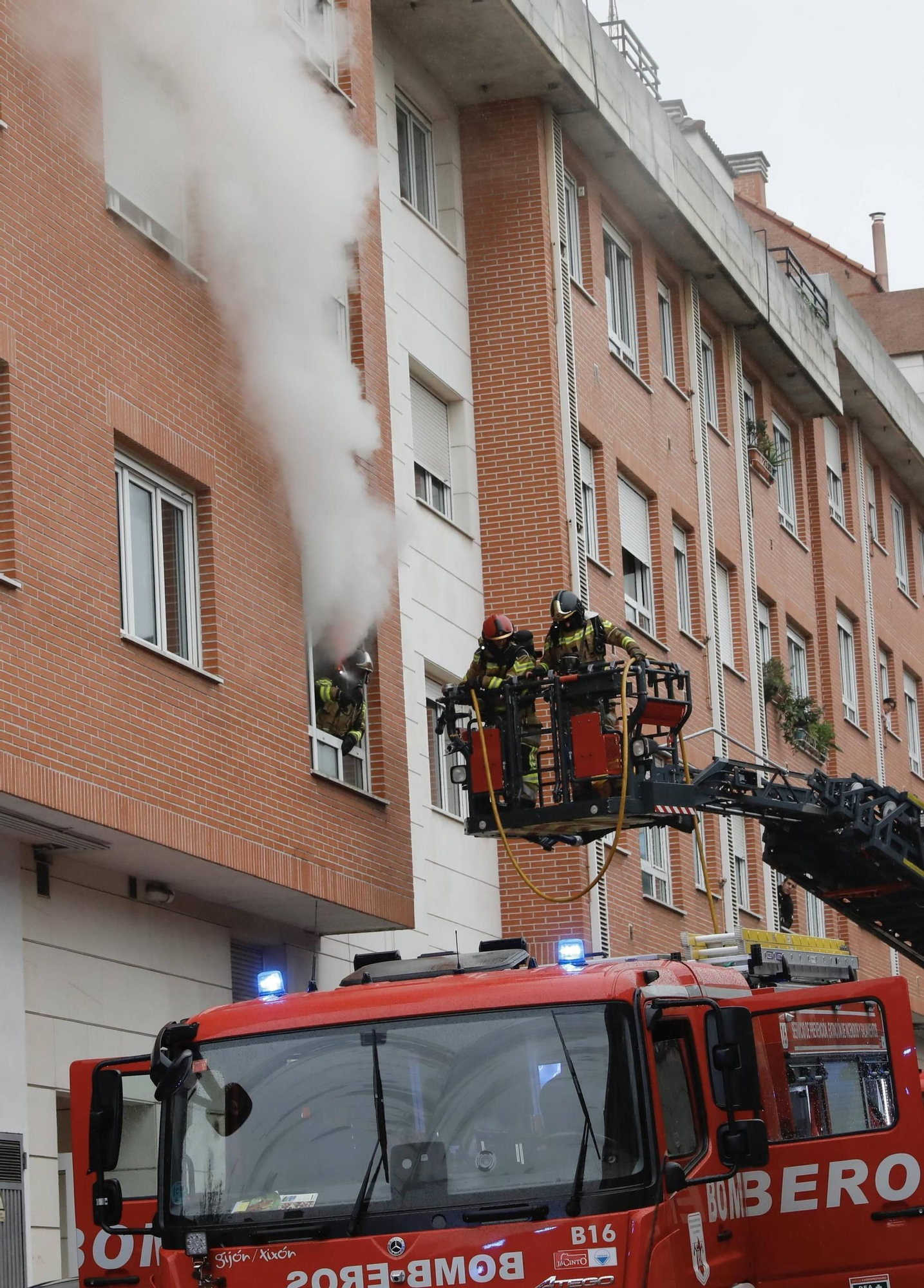 Un incendio en Gijón obliga a desalojar a varios vecinos (en imágenes)