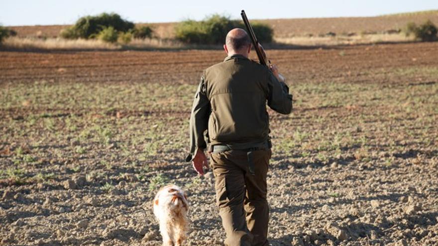 Un cazador con su perro.