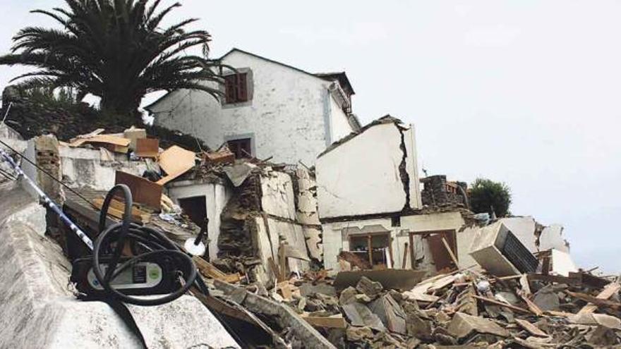 Fallece una mujer en Ortiguera por una explosión de gas que derrumba su casa