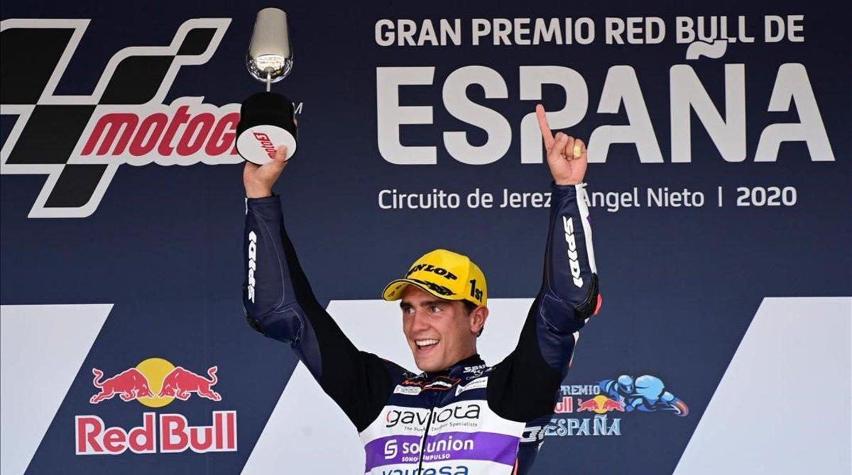 El español Albert Arenas (KTM) celebra su victoria de hoy en Jerez. El español Albert Arenas (KTM) celebra su victoria de hoy en Jerez.